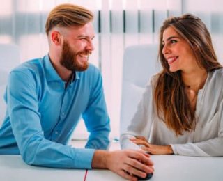 Relations amoureuses au travail : que dit la loi ?